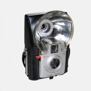 1957-1965-Kodak-Brownie-Starflash-vintage-camera_001